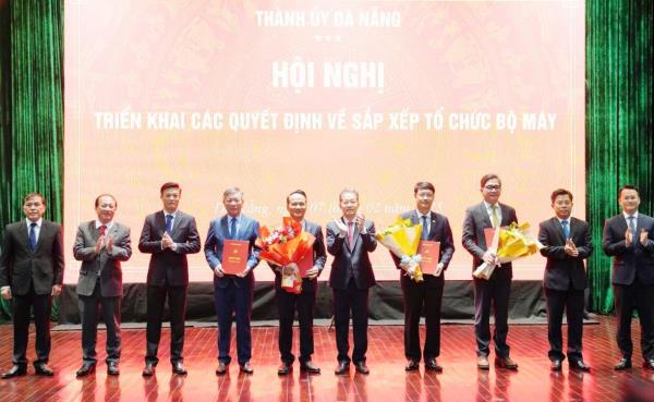 Các địa phương công bố quyết định về sắp xếp tổ chức bộ máy và công tác cán bộ