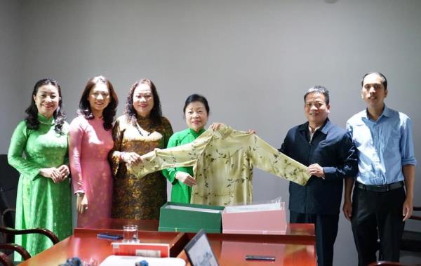 Trao tặng hiện vật áo dài của các nữ chính khách Việt Nam cho Bảo tàng Đà Nẵng