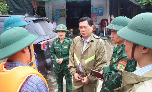 Phó Chủ tịch Thường trực HĐND TP Đà Nẵng Trần Phước Sơn thăm, động viên người dân vùng lũ