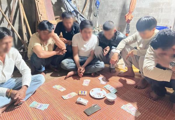 Sập sòng lúc khuya