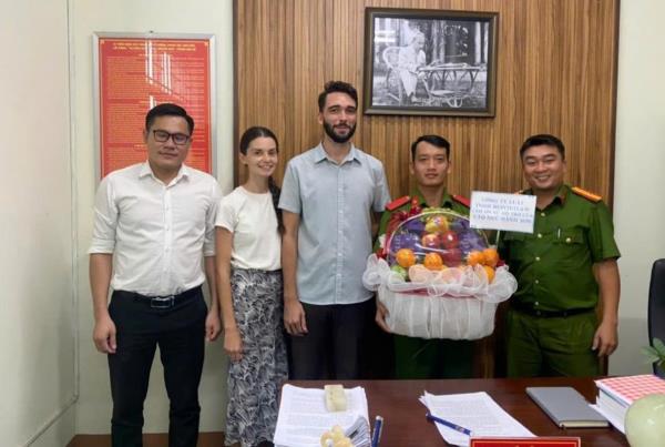 Vợ chồng người nước ngoài cám ơn Công an quận Ngũ Hành Sơn