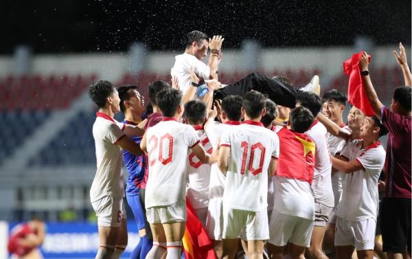 HLV Hoàng Anh Tuấn dẫn dắt đội tuyển U23 Việt Nam