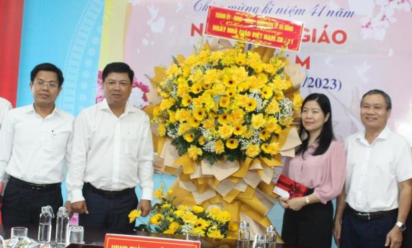 Lãnh đạo TP Đà Nẵng thăm, chúc mừng Ngày Nhà giáo Việt Nam