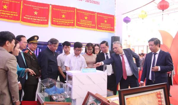 Trưng bày, giới thiệu thành tựu 50 năm phát triển Quảng Nam qua tư liệu và sản phẩm đặc trưng