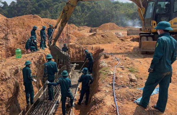 Bộ đội ra quân xây dựng trường học biên giới