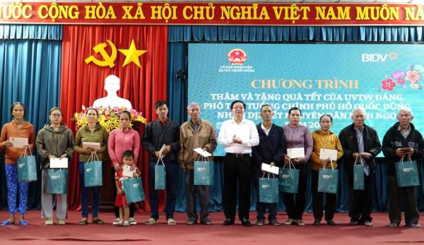 Phó Thủ tướng Hồ Quốc Dũng thăm, tặng quà Nhân dân vùng lũ Gia Lai