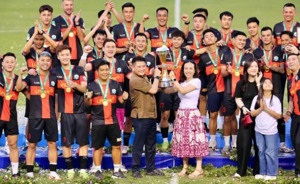 Nhà vua đi chợ sớm