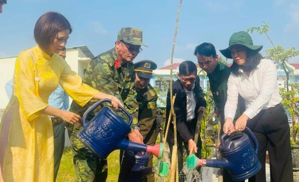 Ra quân Tết trồng cây đời đời nhớ ơn Bác