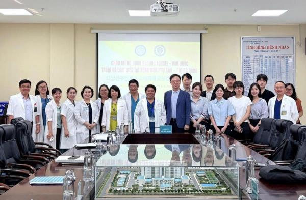 Gần 20 bệnh nhi được các chuyên gia Khoa Răng Hàm Mặt Hàn Quốc thăm khám, điều trị