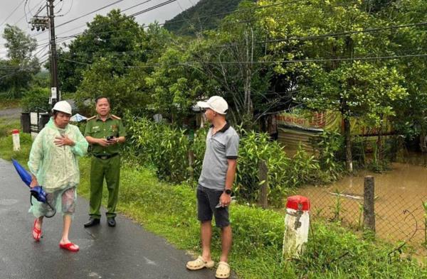 Giúp đỡ người dân bị mưa ngập