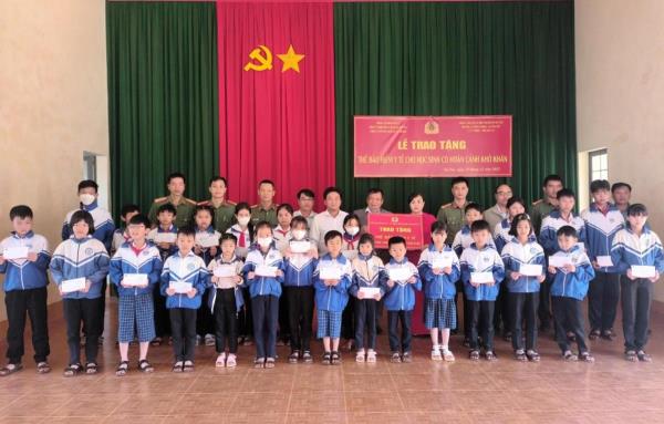 Công an tỉnh Đắk Nông  trao tặng  gần 400 thẻ bảo hiểm y tế cho học sinh địa bàn biên giới