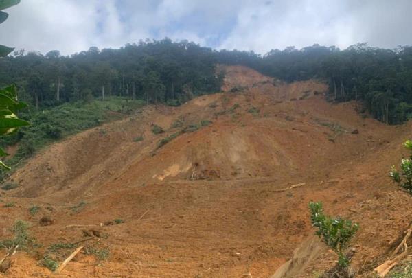 Sạt lở núi giữa trời nắng, 3 người mất liên lạc, di dời gần 700 người