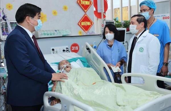 Tri ân các thầy thuốc đã hết lòng tận tụy vì sức khỏe nhân dân