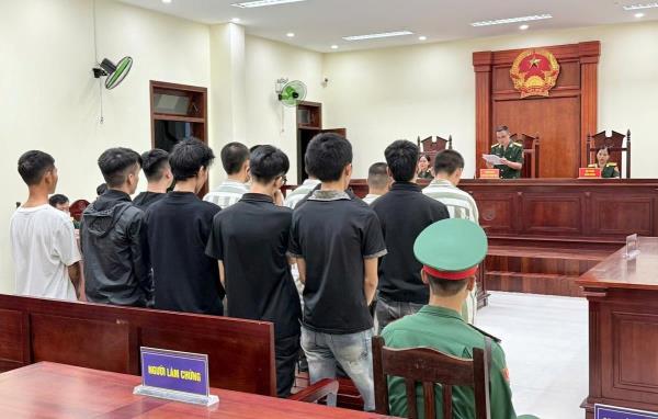 Xét xử 13 bị cáo gây rối trật tự công cộng