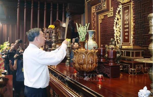 Tổng Bí thư Tô Lâm dâng hương tưởng niệm các Anh hùng, Liệt sĩ tại Điện Biên