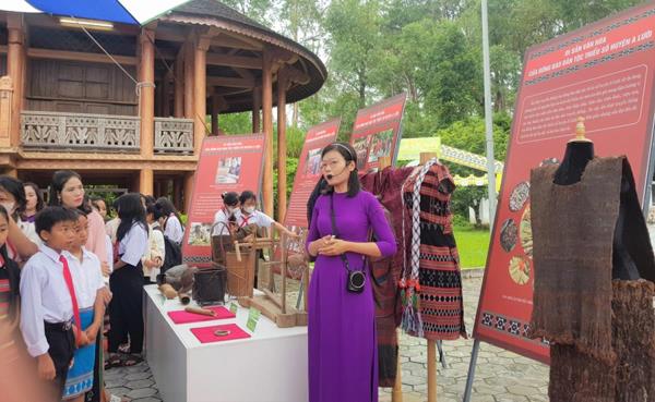 Trưng bày hơn 200 hình ảnh, hiện vật về A Lưới