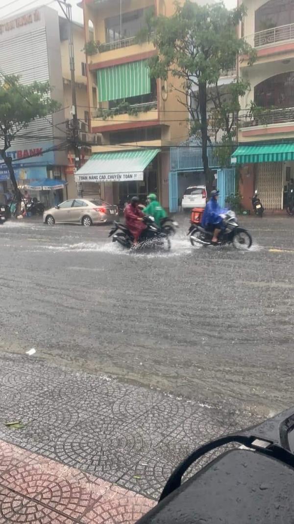 Đà Nẵng ứng phó với mưa lớn, cho học sinh nghỉ học