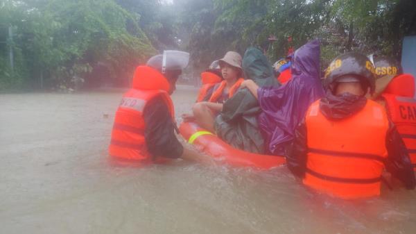 Cảnh sát Cơ động Đà Nẵng xuyên đêm giúp dân chạy ngập