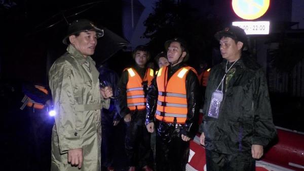 Lực lượng Công an dầm mình trong mưa lũ giúp dân