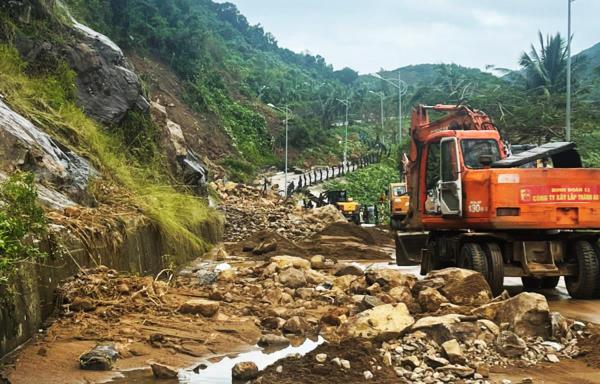 Khẩn trương sửa chữa hạ tầng giao thông hư hại do mưa lũ gây ra