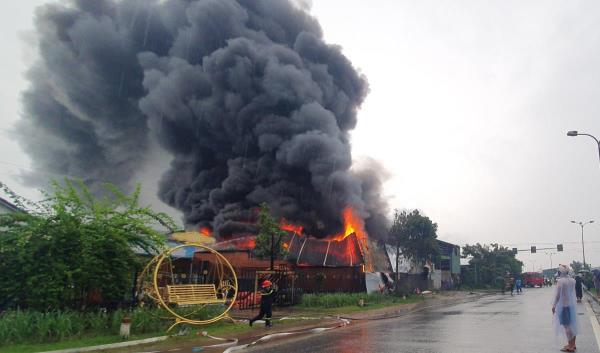 Nỗ lực khống chế thành công vụ cháy tại kho chứa thiết bị nhựa