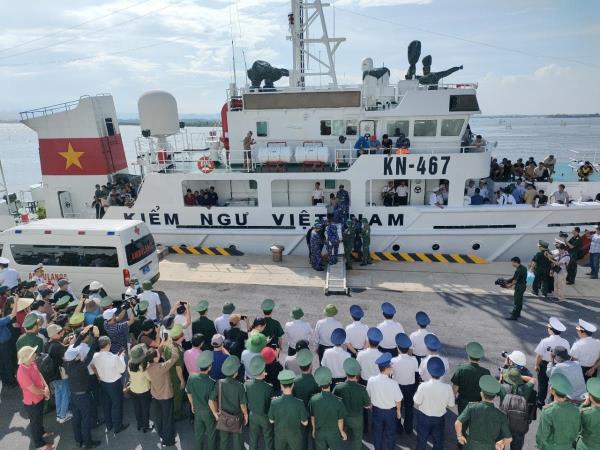 Đưa 83 ngư dân và 2 thi thể về đến đất liền