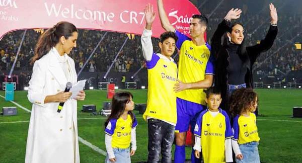 Cậu cả Cristiano Ronaldo Jr làm khó cha