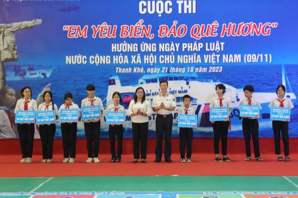 Trao học bổng và xe đạp cho học sinh vượt khó học giỏi