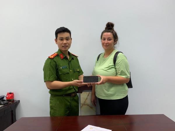 Du khách Pháp cảm ơn Công an quận Hải Châu nhanh chóng giúp tìm lại tài sản