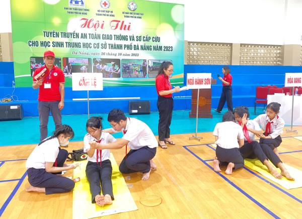 Tuyên truyền an toàn giao thông và sơ cấp cứu cho học sinh trung học cơ sở