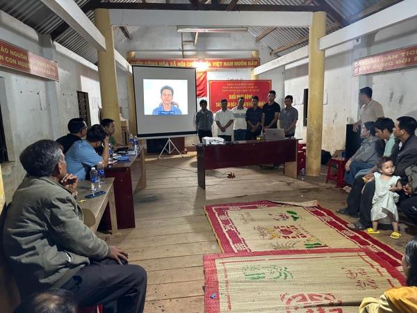 Kiểm điểm trước buôn làng 8 người nghe theo FULRO