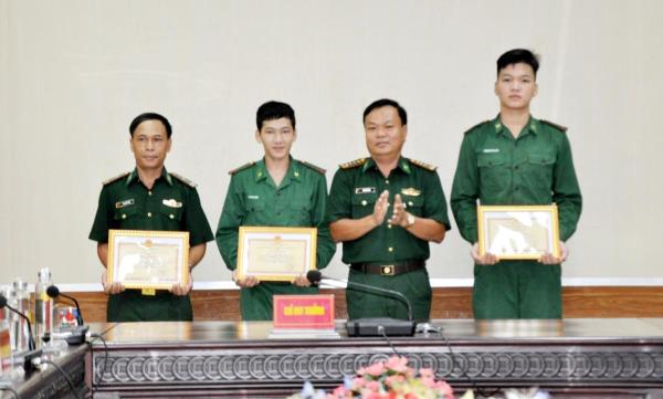 Khen thưởng cán bộ, chiến sĩ Biên phòng nhặt được của rơi, trả người đánh mất