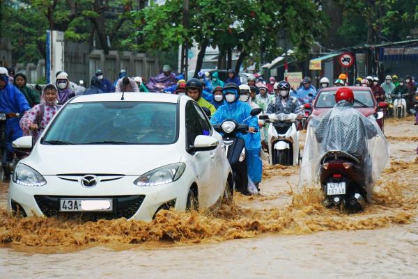 Đà Nẵng, làm cẩm nang cho người dân lái xe an toàn qua đường bị ngập