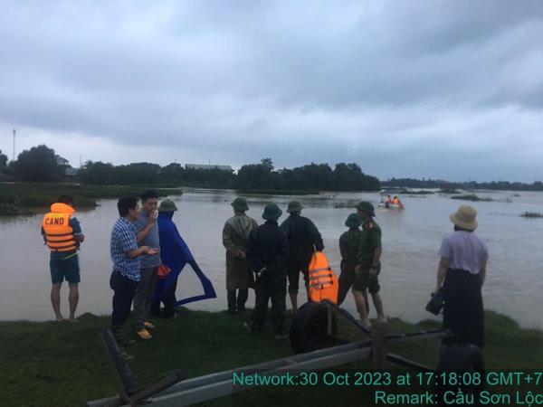 Ứng cứu kịp thời 9 công nhân bị nước lũ cô lập