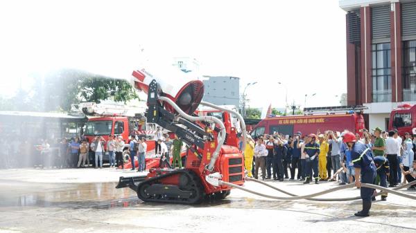 Người dân Đà Nẵng trải nghiệm kỹ năng PCCC, chứng kiến siêu robot chữa cháy hoạt động