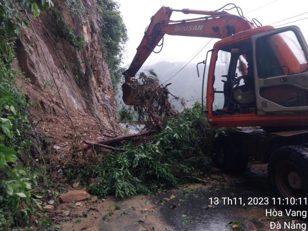 Đà Nẵng, mưa lớn gây sạt lở đèo La Ngà