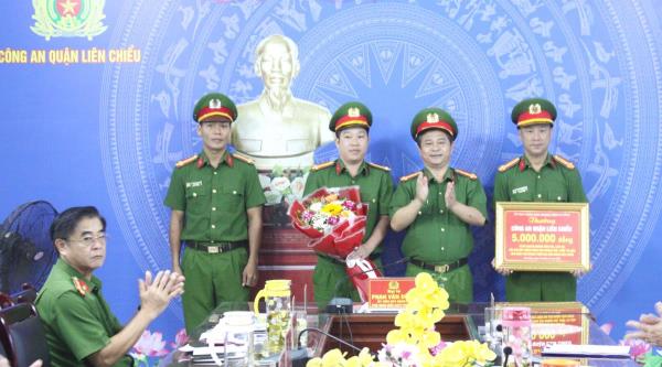 Giám đốc Công an TP Đà Nẵng khen thưởng đột xuất cho Công an quận Liên Chiểu