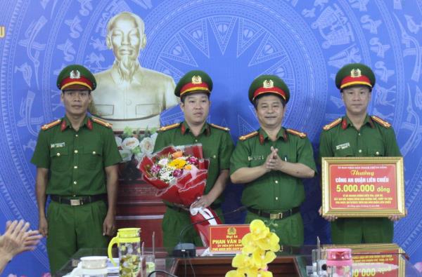 Truy bắt nhanh kẻ cướp có hung khí, CAQ Liên Chiểu được Giám đốc Công an Đà Nẵng thưởng nóng