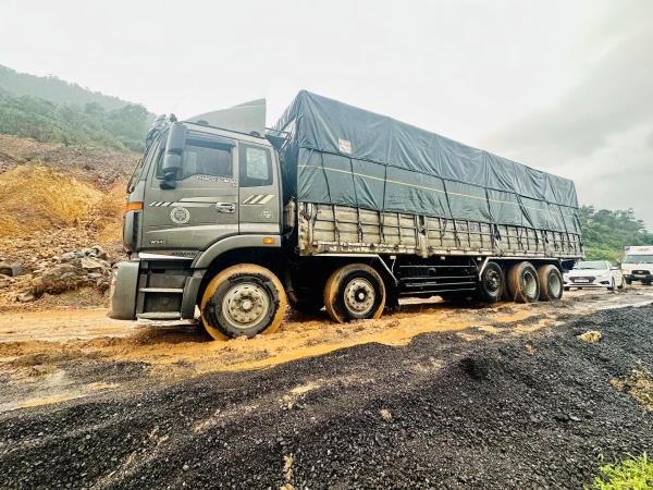 Sạt lở nghiêm trọng trên cao tốc La Sơn - Túy Loan