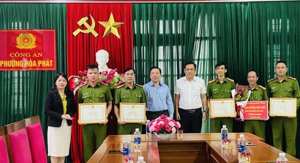 Chủ tịch UBND quận Cẩm Lệ khen thưởng đột xuất Công an phường Hòa Phát