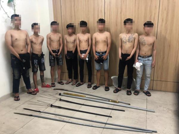 Chuyện bé xé to, nhóm thanh niên cùng xộ khám