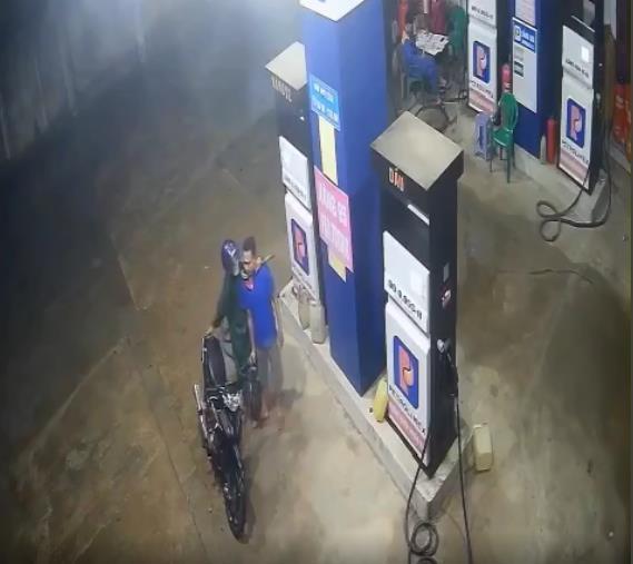 Truy tìm đối tượng kề dao cướp tiền chủ cây xăng