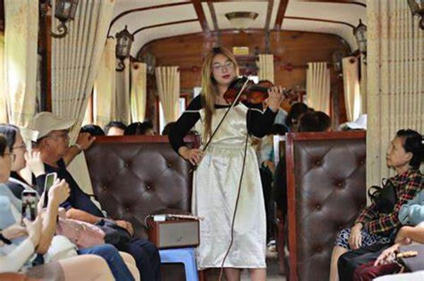 Biểu diễn âm nhạc miễn phí trên các chuyến xe lửa cổ tại Đà Lạt