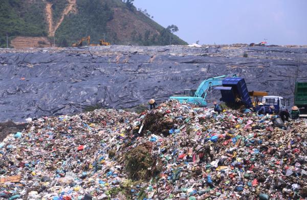 Vào cuộc xử lý, khắc phục ô nhiễm môi trường tại bãi rác Khánh Sơn