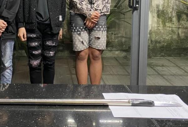 Giấu hung khí dưới gầm giường