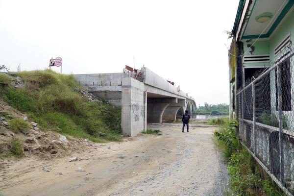 Cầu Thanh Nam đứng bánh do vướng mặt bằng đường dẫn