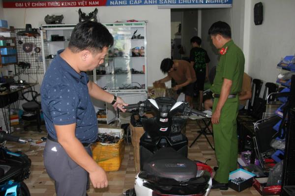 Lộ hàng độ…  ngựa sắt