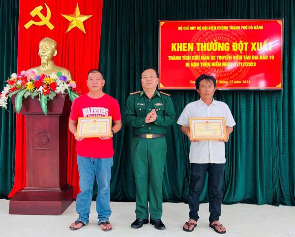 Khen thưởng đột xuất tàu cá kịp thời cứu 2 thuyền viên gặp nạn trên biển