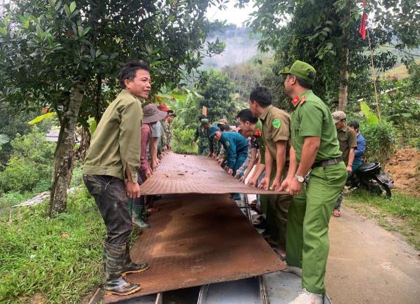 Công an Quảng Nam vận động làm cầu tạm cho bà con xã biên giới
