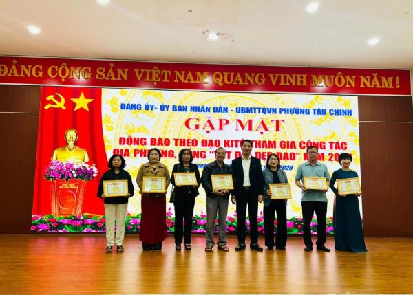 Gặp mặt, tuyên dương, khen thưởng đồng bào theo đạo Kito nhân dịp Giáng sinh
